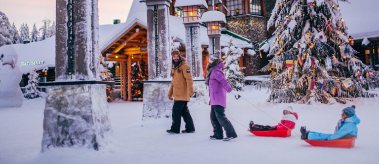 Familie in Santa Claus Village Lapland